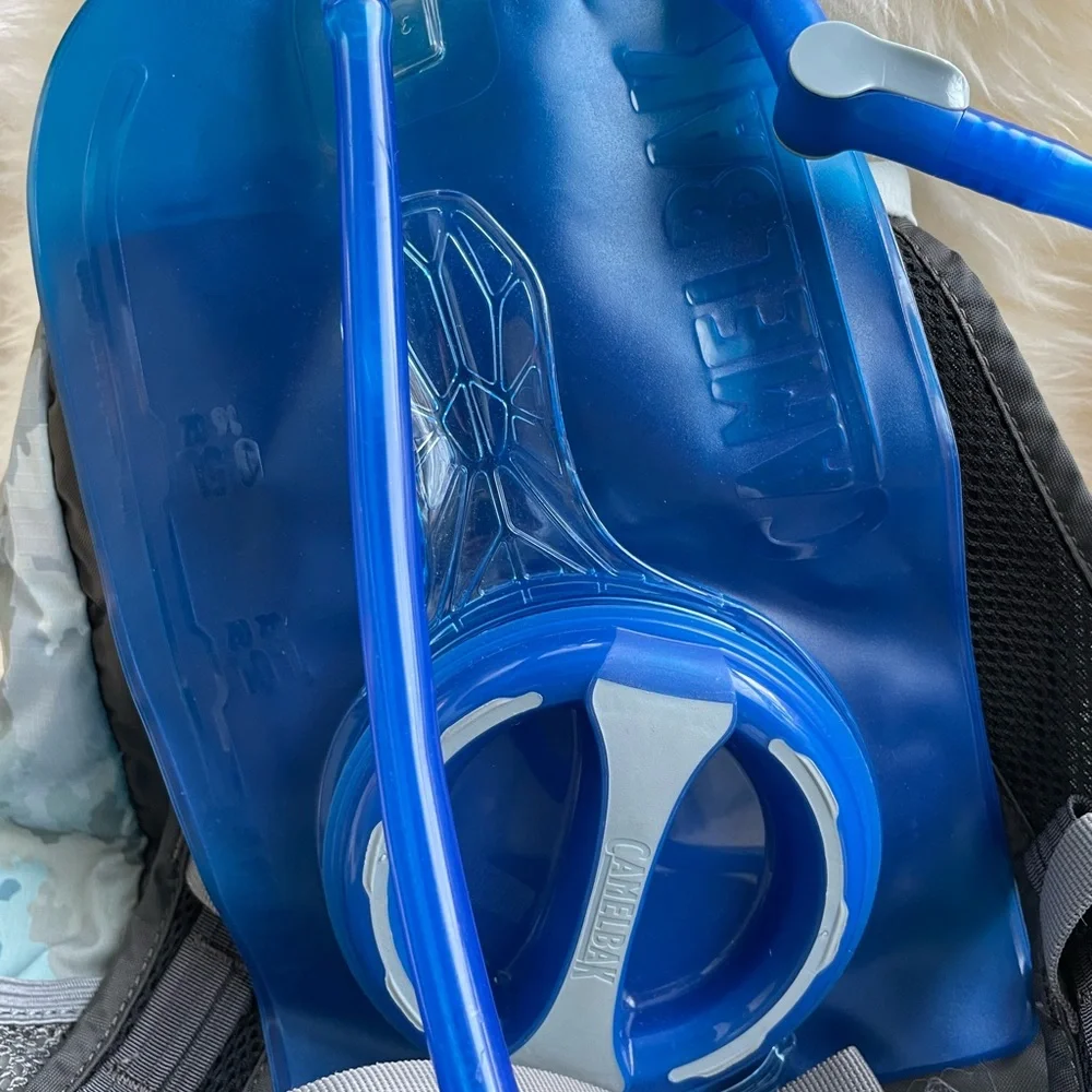 Camelback backpack - Picture 2 of 3
